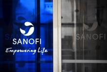Le logo de Sanofi au siège du groupe pharmaceutique en mars 2020 à Paris
