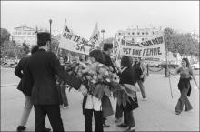 Des militantes féministes tentent de déposer une gerbe de fleurs pour la femme du Soldat inconnu, le 26 août 1970 place de l'Etoile, à Paris