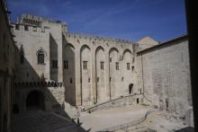 Quelques touristes visitent le Palais des Papes à Avignon, le 10 août 2020