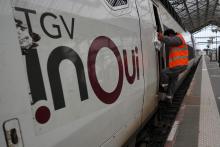 Désinfection d'un TGV en gare de Tours (Inde-et-Loire), le 11 mai 2020