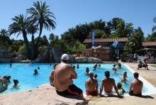 Des vacanciers profitent de la piscine du camping "La sirène", le 5 Aoùt 2020 à Argeles-sur-Mer