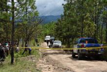 Des policiers et enquêteurs sur les lieux d'une attaque armée dans laquelle un humanitaire français, Benoît Maria, a été tué, le 10 août 2020 à San Antonio Ilotenango, au Guatemala