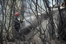 Un pompier lutte contre un incendie dans la forêt de Chiberta, à Anglet, le 31 juillet 2020 dans les Pyrénées-Atlantiques