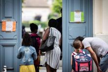 Des parents accompagnent leur enfant à la réouverture des classes le 22 juin 2020 à Toulouse