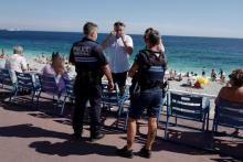 Une patrouille de la police municipale rappelle aux promeneurs que le port du masque est obligatoire à Nice, le 3 août 2020