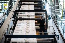 Un employé de l'imprimerie du groupe Riccobono surveillent les rotatives pendant l'impression du quotidien Le Monde, le 4 août 2020 à Tremblay-en-France, en Seine-Saint-Denis