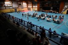 Plusieurs personnes se reposent dans le Gymnase Alain Calmat après avoir fuit un incendie, à Sausset-les-Pins, près de Marseille, le 4 août 2020