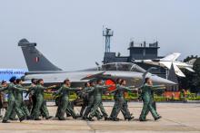 Des militaires indiens défilent devant un chasseur Rafale lors d'une cérémonie sur une base aérienne à Ambala (Inde), le 10 septembre 2020