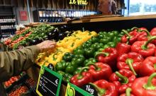 Des légumes produits en agriculture biologique dans un supermarché bio Auchan, le 7 novembre 2017