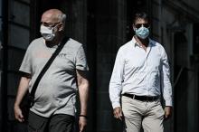 Des piétons portent un masque de protection pour se protéger du coronavirus, à Bordeaux, le 14 septembre 2020
