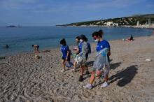 Des volontaires de l'association "Clean my Calanques" ramassent les déchets le 12 septembre 2020 à Cassis (Bouches-du-Rhône)