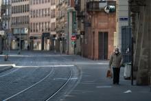 Un homme porte un masque dans la rue, le 18 mars 2020 à Strasbourg