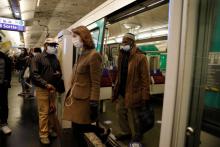 Des usagers portent des masques de protection dans le métro, le 11 mai 2020 à Paris, au premier jour du déconfinement en France