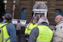 Des "gilets jaunes" patientent en mars 2020 devant le tribunal du Puy-en-Velay avant le procès de quatre manifestants accusés d'avoir mis le feu à la préfecture en 2018