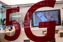 Le logo 5G sur la vitrine d'une boutique Huawei, le 25 mai 2020 à Pékin
