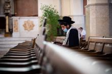 Un fidèle à la synagogue de Marseille le 28 mai 2020