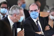 Le Premier ministre Jean Castex et le ministre de l'Economie Bruno Le Maire, s'adressent à des salariés de l'usine Bic à Montévrain, en Seine-et-Marne, le 14 septembre 2020
