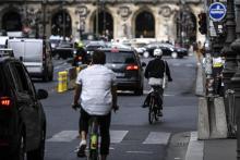 Une femme à bicyclette grille un feu rouge le 23 septembre 2020 à Paris