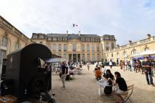 Dans le cour du palais de l'Elysée à Paris, lors des 37e journées du Patrimoine, le 19 septembre 2020