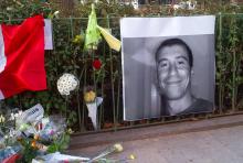 Hommage à Ahmed Merabet, le policier français tué à bout portant lors de l'attaque contre Charlie Hebdo, boulevard Richard Lenoir à Paris le 11 janvier 2015