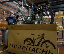 Un employé emballe un vélo électrique dans l'usine de Moustache Bikes, à Thaon-les-Vosges (Vosges), le 28 août 2020.