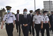 Gérald Darmanin accompagne des policiers lors d'une opération de lutte contre les stupéfiants le 1er septembre 2020 à Choisy-le-Roy