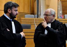 L'avocat de la famille Estrabaud, Pierre Dubuisson, s'entretient avec celui de Guerric Jehanno, Simon Cohen, le 8 octobre 2020 avant l'ouverture du procès à Albi