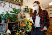Une fleuriste parisienne s'apprête à livrer un bouquet, le 17 avril 2020