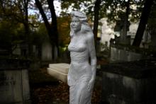 Sculpture de femme installée près d'une tombe encore vide au Père-Lachaise, le 25 septembre 2020