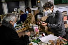 Des bénévoles des Restos du coeur distribuent de la nourriture à Paris le 13 ocotobre 2020