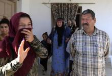 Mohammed le père (d), Aïda une des soeurs et la mère Kmar (c) de l'assaillant de Nice répondent aux journalistes chez eux à Sfax, le 30 octobre 2020