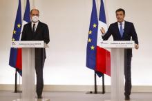 Le ministre de la Santé Olivier Véran (d) et le Premier ministre Jean Castex lors d'une conférence de presse à Paris, le 22 octobre 2020