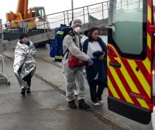 Des sauveteurs français aident des migrants à Calais, le 18 octobre 2020 après leur tentative avortée de traverser la Manche dans un canot
