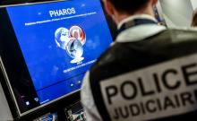 Un policier devant la page d'accueil du site Pharos (Plateforme d'Harmonisation, d'Analyse, de Recoupement et d'Orientation des Signalements), le 23 janvier 2018 à Lille