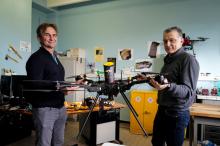 Les universitaires Olivier Nier (g) et Philippe Granjean présentent le drone Hyperion 7 au campus de la Doua, le 11 octobre 2020 à Villeurbanne