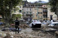 Un gendarme examine les dégâts à Breil-sur-Roya (Alpes-maritimes) après les crues brutales qui ont dévasté des régions du sud-est de la France et du nord de l'Italie, le 4 octobre 2020