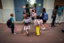 Des enfants finissent leur journée d'école à l'établissement élémentaire Cour-de-Lorraine, à Mulhouse, le 18 mai 2020