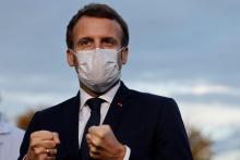 Le président Emmanuel Macron parle à la presse le 23 octobre 2020 à Pontoise