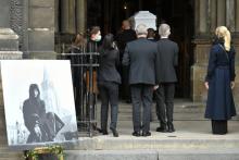 Le cercueil de Juliette Gréco est porté à l'intérieur de l'église de Saint-Germain-des-Prés pour un dernier hommage, le 5 octobre 2020 à Paris