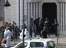 Des membres du RAID et des médecins légistes devant l'église Notre-Dame de Nice, après une attaque au couteau, le 29 octobre 2020