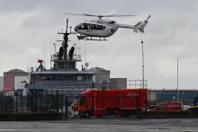 Un hélicoptère du Samu atterrit à Dunkerque après le décès de quatre migrants dans le naufrage d'un bateau en route vers les côtes anglaises, le 27 octobre 2020
