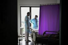 Un médecin s'entretient avec un malade du Covid le 22 octobre 2020 à l'hôpital de Gonesse