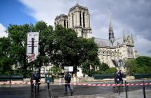 Des policiers devant un cordon de sécurité après une attaque au marteau par un assaillant jihadiste devant Notre-Dame, le 6 juin 2017 à Paris