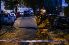 Un militaire monte la garde à proximité de l'église où un prêtre orthodoxe a été la cible d'un tireur, à Lyon le 31 octobre 2020