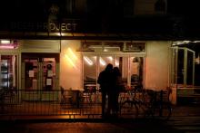 Derniers instants avant la fermeture dans un café parisien, dans la nuit du 5 au 6 octobre 2020
