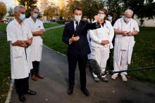 Le président Emmanuel Macron fait une déclaration à la presse après une réunion avec le personnel médical du centre hospitalier René-Dubos, le 23 octobre 2020 à Pontoise, dans le Val-d'Oise