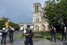 Des policiers déployés devant Notre-Dame après une attaque au marteau par un assaillant jihadiste, le 6 juin 2017 à Paris