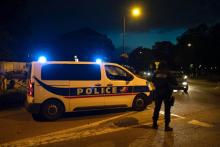 Un policier à Conflans-Sainte-Honorine, sur les lieux de l'attaque qui a coûté la vie à un enseignant, le 16 octobre 2020