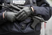 Un policier a été gravement blessé après avoir été renversé par une voiture lors d'un contrôle dans la nuit de mardi à mercredi dans l'Essonne, nouvel incident d'une série de violences visant les forc