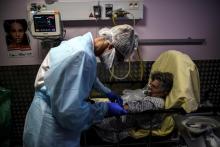 Une infirmière s'occupe d'une personne âgée présentant des symptômes du coronavirus au service des urgences de l'hôpital André Grégoire à Montreuil, le 15 octobre 2020 près de Paris